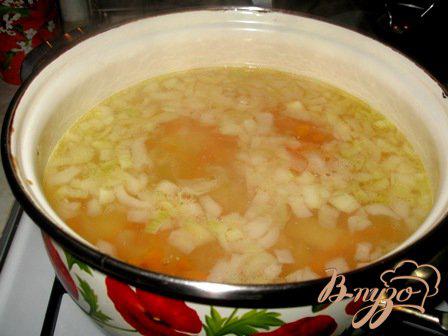 Фото приготовление рецепта: Сырный суп с цветной капустой и брокколи шаг №3