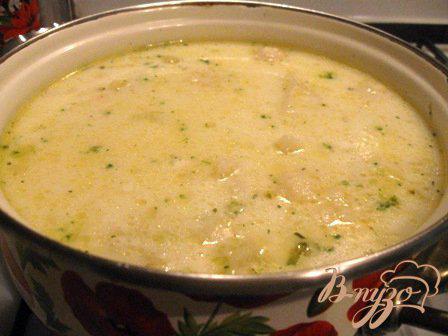 Фото приготовление рецепта: Сырный суп с цветной капустой и брокколи шаг №7