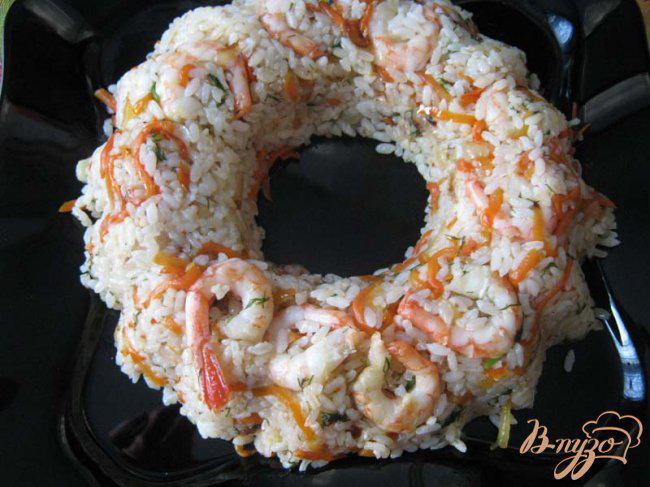 Фото приготовление рецепта: Рисовое кольцо с креветками шаг №9