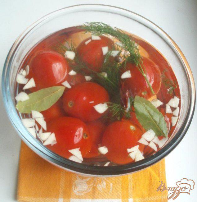 Фото приготовление рецепта: Быстрые маринованные помидоры шаг №2