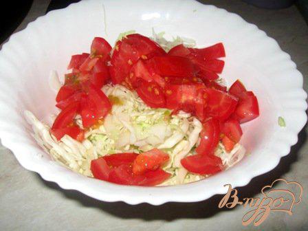 Фото приготовление рецепта: Салат из капусты с помидорами «По-Михайловки» шаг №2