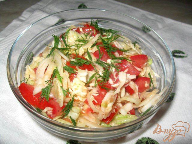 Фото приготовление рецепта: Салат из капусты с помидорами «По-Михайловки» шаг №5