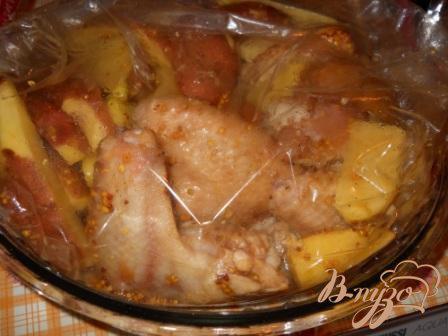 Фото приготовление рецепта: Курица запеченая с картофелем в рукаве шаг №4
