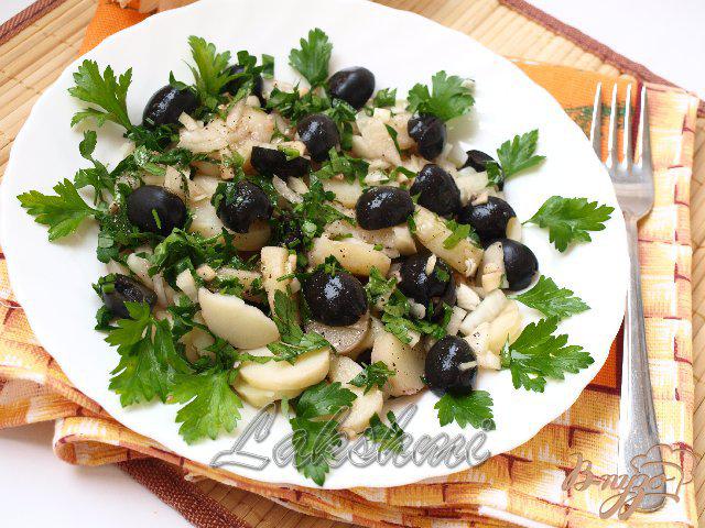 Фото приготовление рецепта: Постный картофельный салат с оливками шаг №4