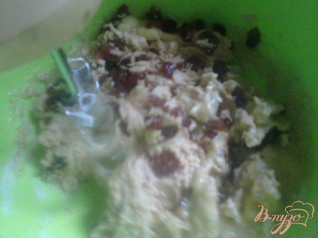Фото приготовление рецепта: Медовый кекс с грецкими орехами, финиками и бананами шаг №4