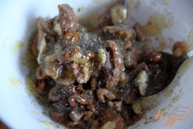 Фото приготовление рецепта: Закуска из яблок с камамбером и медовыми орешками шаг №2