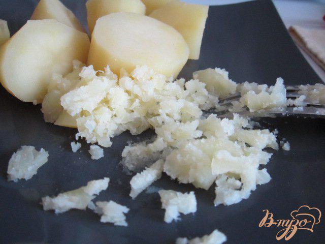 Фото приготовление рецепта: Слойки с картофелем, сыром и шпинатной серединкой шаг №1