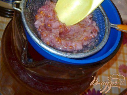 Фото приготовление рецепта: Ягодный напиток с базиликом и мятой шаг №5