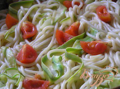 Фото приготовление рецепта: Спагетти с цуккини и черри шаг №5