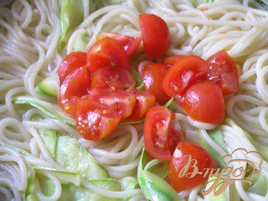 Фото приготовление рецепта: Спагетти с цуккини и черри шаг №4