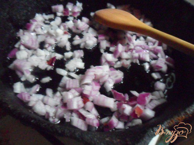 Фото приготовление рецепта: Кабачковые кексы с луком и беконом шаг №2