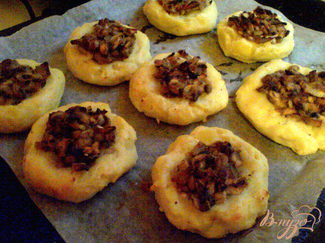 Фото приготовление рецепта: Картофельные ватрушки с грибами шаг №11