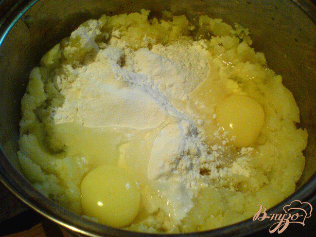 Фото приготовление рецепта: Картофельные ватрушки с грибами шаг №3