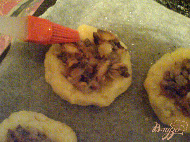 Фото приготовление рецепта: Картофельные ватрушки с грибами шаг №10