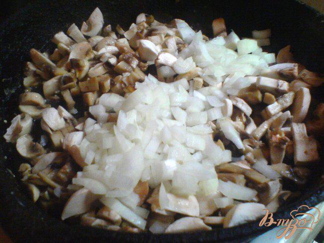 Фото приготовление рецепта: Картофельные ватрушки с грибами шаг №6