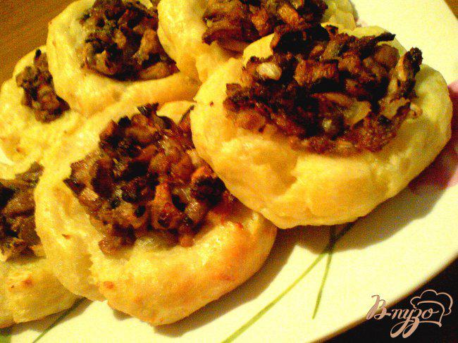 Фото приготовление рецепта: Картофельные ватрушки с грибами шаг №12