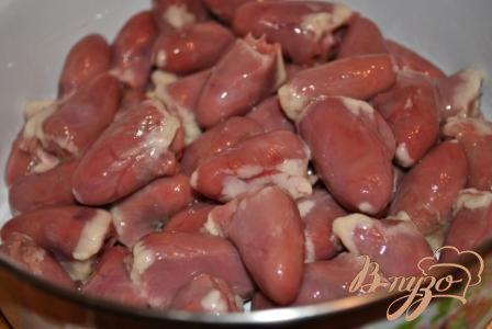 Фото приготовление рецепта: Куриные сердечки в сливочном соусе шаг №1