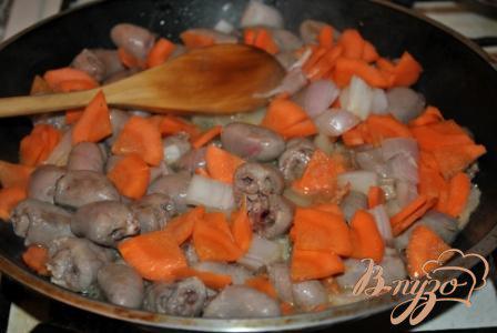 Фото приготовление рецепта: Куриные сердечки в сливочном соусе шаг №5