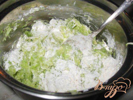Фото приготовление рецепта: Оладьи кабачковые с зеленым горошком шаг №2