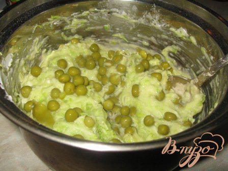 Фото приготовление рецепта: Оладьи кабачковые с зеленым горошком шаг №3