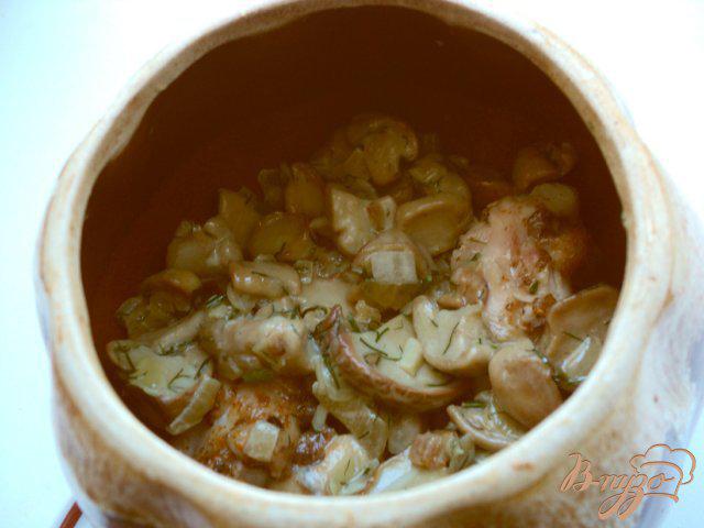 Фото приготовление рецепта: Курица с рисом и грибами в горшочке шаг №4