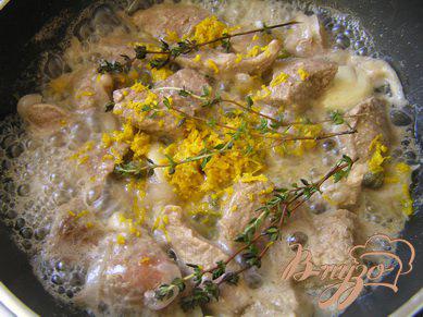 Фото приготовление рецепта: Соте из говядины с апельсином и тимьяном в белом вине шаг №5