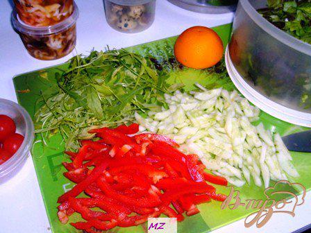 Фото приготовление рецепта: Легкий салат с морепродуктами шаг №3
