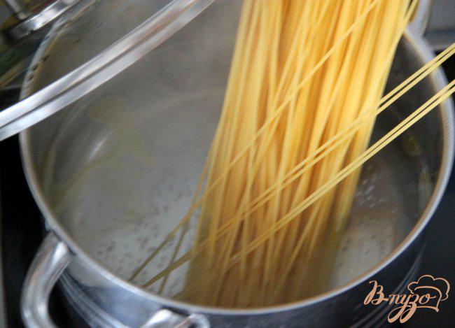 Фото приготовление рецепта: Спагетти карбонара «Облегчённый вариант» шаг №1