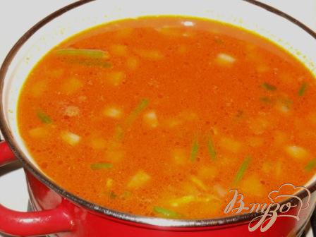 Фото приготовление рецепта: Фасолевый суп с помидорами шаг №7