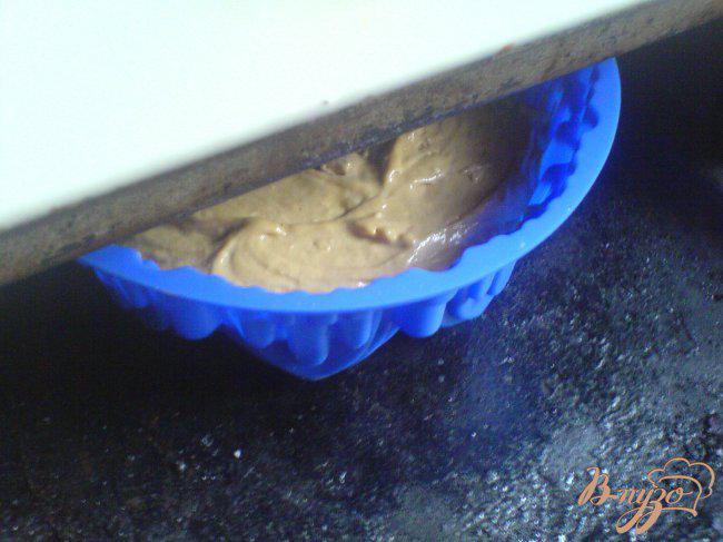 Фото приготовление рецепта: Кофейный кекс с сушеной вишней. шаг №5