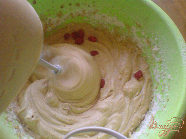 Фото приготовление рецепта: Кофейный кекс с сушеной вишней. шаг №4