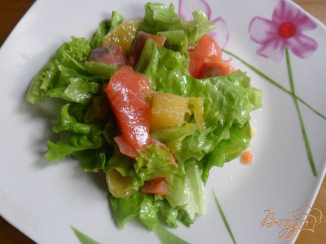 Фото приготовление рецепта: Салат с лососем и апельсином шаг №2