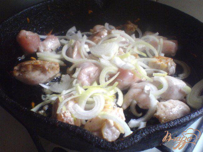 Фото приготовление рецепта: Ароматное куриное филе с чесноком и кинзой шаг №4