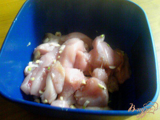 Фото приготовление рецепта: Ароматное куриное филе с чесноком и кинзой шаг №1