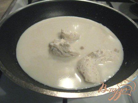Фото приготовление рецепта: Семга под  молочно-сырным соусом с грибами и вином. шаг №3
