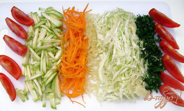 Фото приготовление рецепта: Овощной салат со свежим кабачком шаг №2