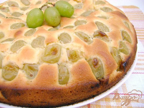 Фото приготовление рецепта: Воздушный пирог с белым виноградом шаг №5