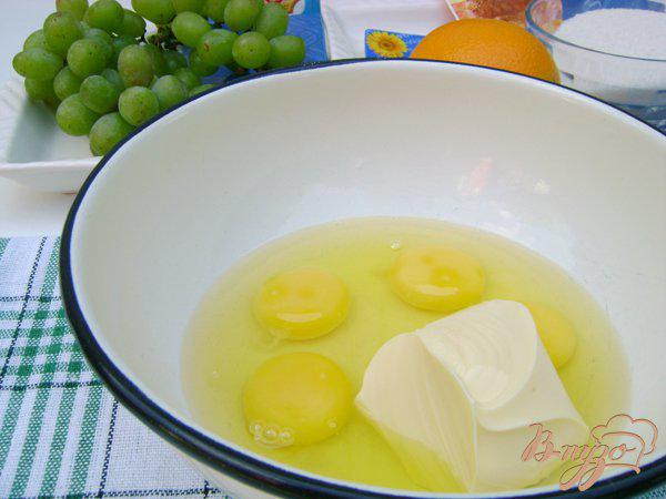 Фото приготовление рецепта: Воздушный пирог с белым виноградом шаг №2