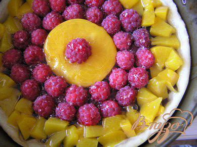 Фото приготовление рецепта: Малиновый пирог с персиком и вишней шаг №10