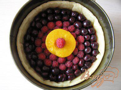 Фото приготовление рецепта: Малиновый пирог с персиком и вишней шаг №7