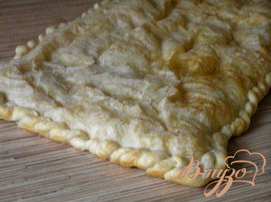 Фото приготовление рецепта: Слоеный пирог с форелью, картофелем и зеленым горошком шаг №6