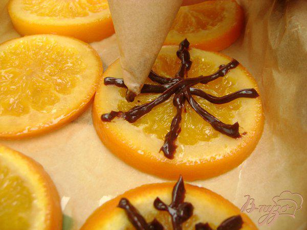 Фото приготовление рецепта: Апельсиновые дольки в сиропе с шоколадными снежинками:))) шаг №3