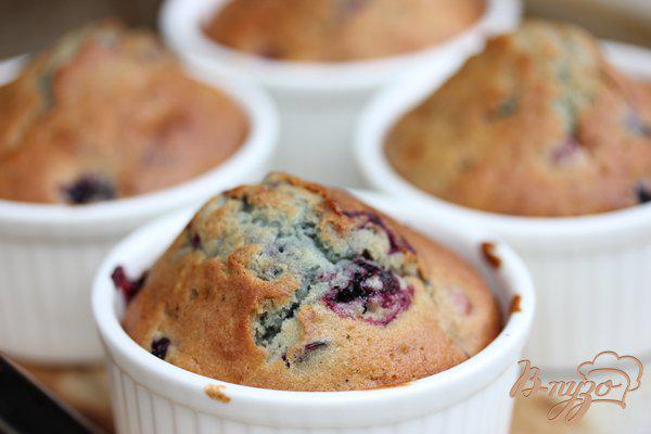 Фото приготовление рецепта: Berry muffins (Маффины с ягодами) шаг №5