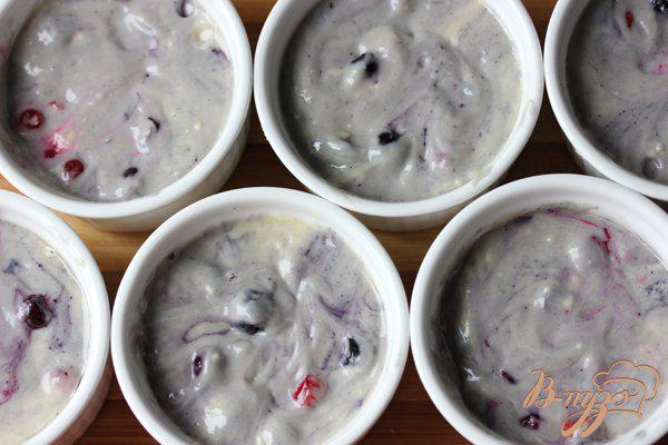 Фото приготовление рецепта: Berry muffins (Маффины с ягодами) шаг №4