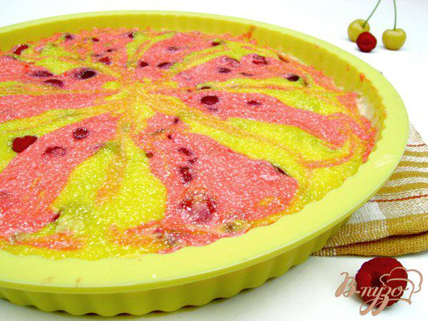 Фото приготовление рецепта: Летний медовый пирог с ягодами шаг №3