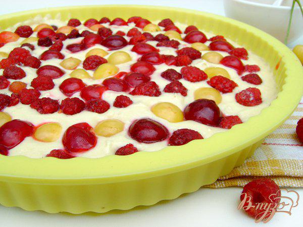 Фото приготовление рецепта: Летний медовый пирог с ягодами шаг №2