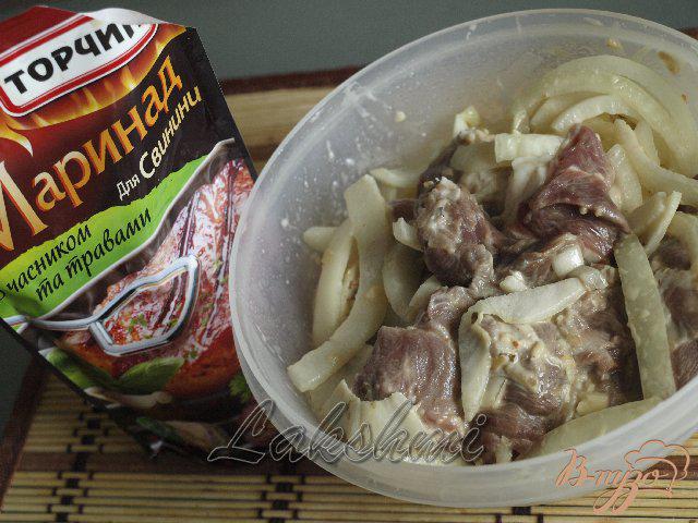 Фото приготовление рецепта: Свинина в чесночном маринаде с картофелем в духовке шаг №2