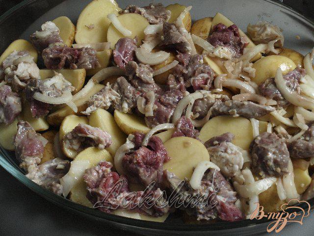 Фото приготовление рецепта: Свинина в чесночном маринаде с картофелем в духовке шаг №3