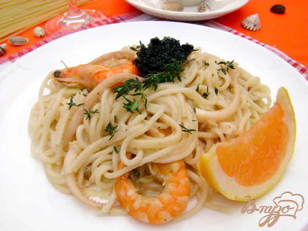 Фото приготовление рецепта: Спагетти с морепродуктами и шампиньонами шаг №4