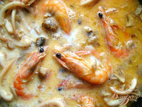 Фото приготовление рецепта: Спагетти с морепродуктами и шампиньонами шаг №3